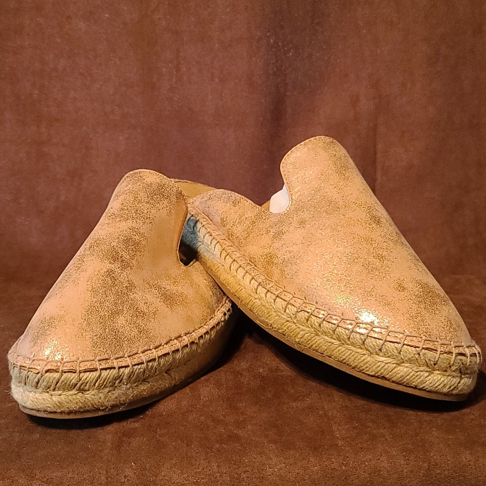 Universal Thread - Clogs / Sandals